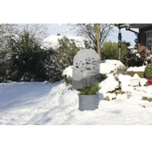 Housse de protection des plantes avec motif d''oiseau dans un jardin enneigé