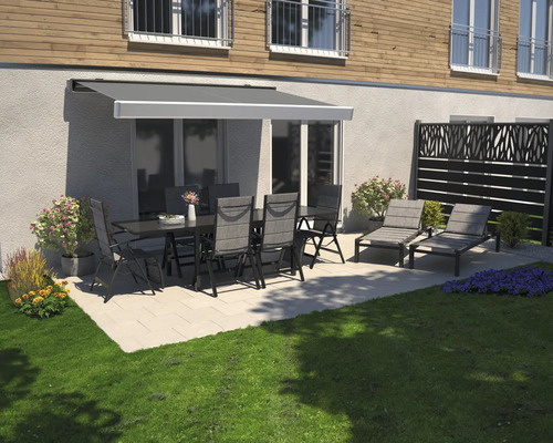 Terrasse avec store, mobilier de jardin et pare-vue