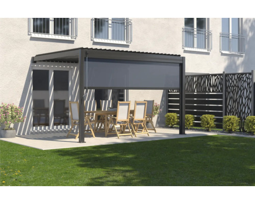 Pergola avec store déroulé, table de jardin et chaises sur une terrasse