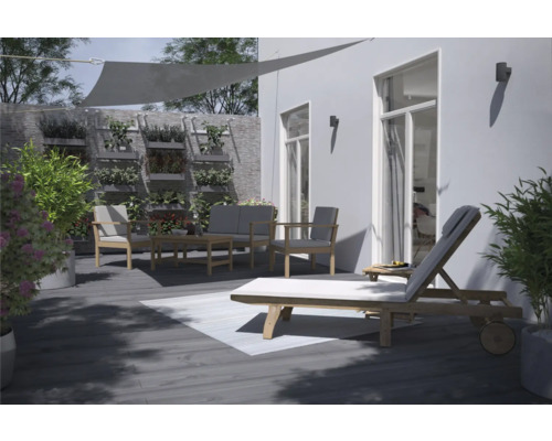 Espace extérieur avec voile d''ombrage, mobilier de salon et plantation murale pour un aménagement de jardin moderne