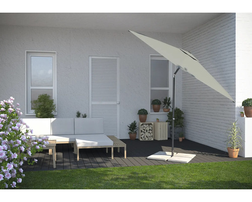 Terrasse mit Sonnenschirm, Sitzgruppe und Dekoration