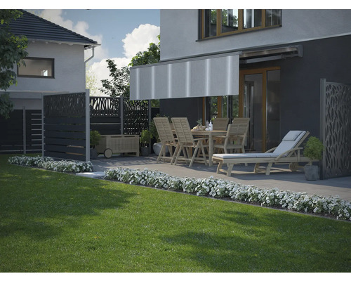 Terrasse avec store, clôture de jardin, mobilier de jardin et chaise longue