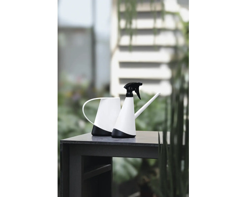 Giesskanne und Sprühflasche für den Garten auf einem Tisch