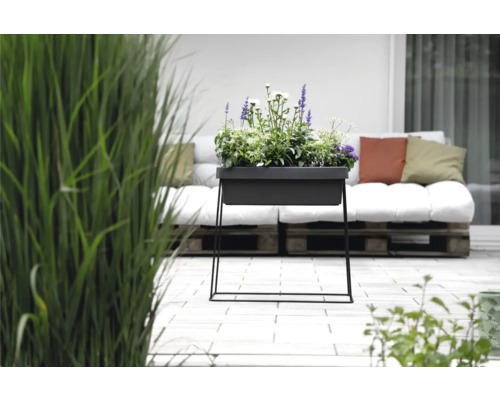 Blumenkasten mit Ständer und Pflanzen im Außenbereich