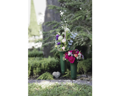 Deux vases funéraires avec arrangements floraux et un cœur en pierre sur une tombe