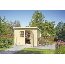 Gartenszene mit Holzgartenhaus, Gartenmöbeln und Gartengeräten im Aussenbereich.