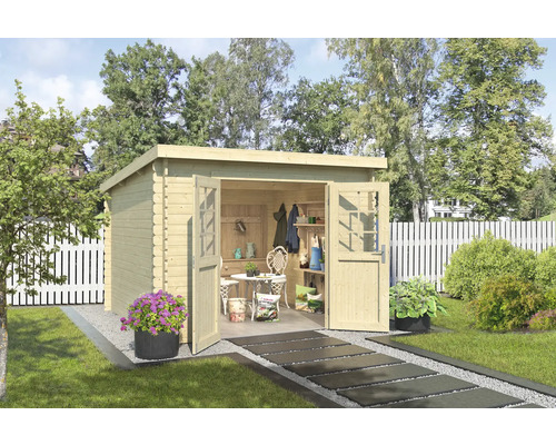 Garten Szene mit einem Holz Gartenhaus mit geöffneten Türen, einem kleinen Tisch mit Stühlen, Regalen und Gartengeräten.