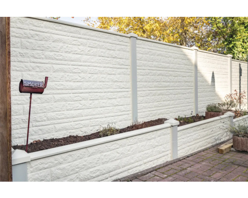 Dekorative Gartenmauer aus Beton mit Briefkasten