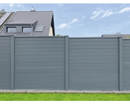 Grauer Sichtschutzzaun im Gartenbereich vor einem Haus.