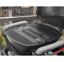 Barbecue à gaz Weber avec grille et couvercle ouvert.