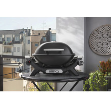 Barbecue à gaz Weber Q sur une table à l''extérieur