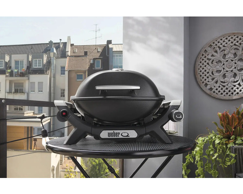 Barbecue à gaz Weber Q sur une table à l''extérieur