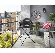Balcon avec barbecue à gaz, sièges et éléments décoratifs pour une ambiance chaleureuse.