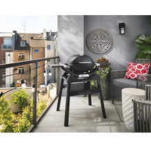 Scène de balcon avec barbecue Weber sur un support
