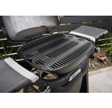 Barbecue Weber avec couvercle ouvert et grille.