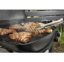 Barbecue avec steaks et pince à barbecue