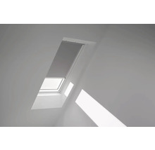 Dachfenster mit Verdunkelungsrollo in einem hellen Raum