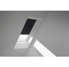 Fenêtre de toit avec store occultant dans la pièce