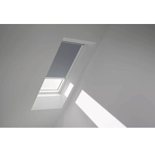 Dachfenster mit Rollladen in einem hellen Raum