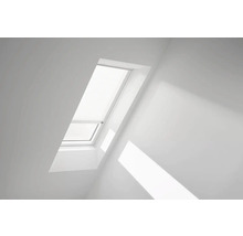 Fenêtre de toit avec store dans une pièce lumineuse