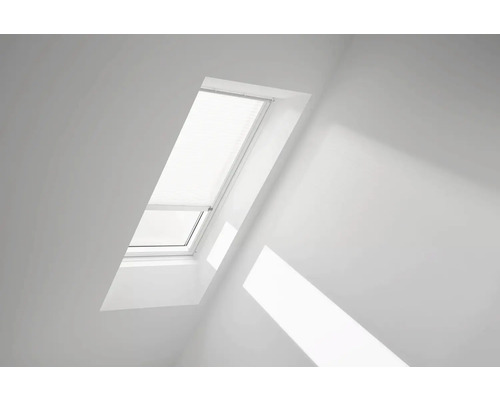 Fenêtre de toit avec store dans une pièce lumineuse