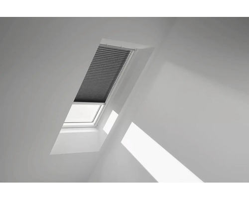 Fenêtre de toit avec store plissé fermé à l''intérieur