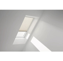 Dachfenster mit Plissee in einem hellen Raum.