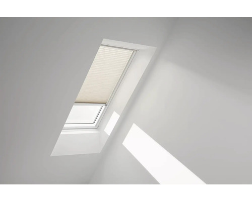 Dachfenster mit Plissee in einem hellen Raum.