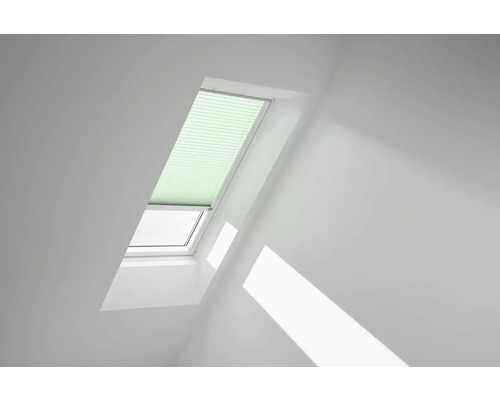 Dachfenster mit Plissee in einem hellen Raum