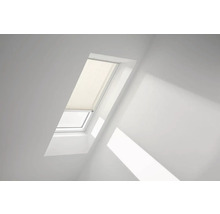 Dachfenster mit Plissee im Interieur