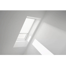 Fenêtre de toit avec store dans une pièce lumineuse.