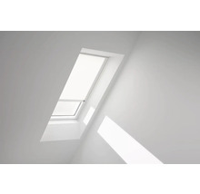 Fenêtre de toit avec store dans une pièce lumineuse.