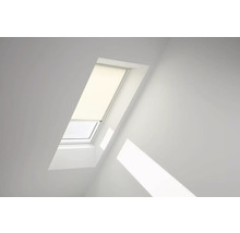 Dachfenster mit teilweise heruntergelassenem Rollo in einem hellen Raum.