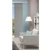 Wohnzimmer mit Schiebevorhang, Lampe und Regalen