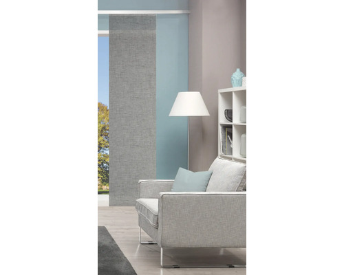 Wohnzimmer mit Schiebevorhang, Lampe und Regalen