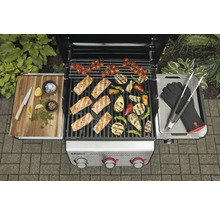 Scène de barbecue avec saumon, légumes et accessoires de barbecue sur un barbecue à gaz