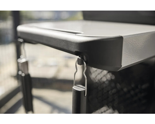 Vue détaillée d''un barbecue au charbon de bois avec espace de rangement
