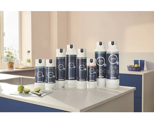 Une sélection de filtres à eau Grohe Blue sur un plan de cuisine.