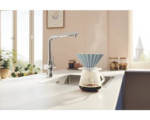 Küchenspüle mit Wasserhahn und Kaffeebereiter