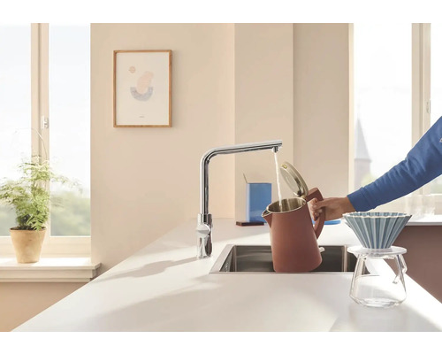 Küchenszene mit Spültischarmatur und Wasserkocher