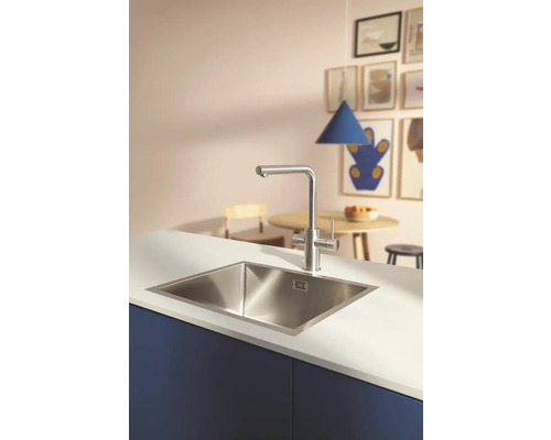 Spüle aus Edelstahl mit Wasserhahn in einer modernen Küche