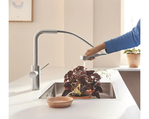 Küchenszene mit Edelstahlspüle und Armatur mit herausziehbarer Brause