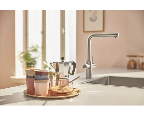 Szene einer Küche mit Kaffeekanne, Tassen und Spüle