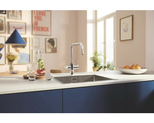 Küchenszene mit Spültischarmatur, Spüle und Küchenutensilien