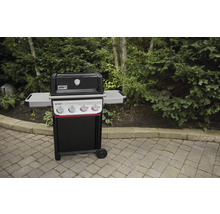 Barbecue à gaz Weber Spirit avec trois brûleurs à l''extérieur