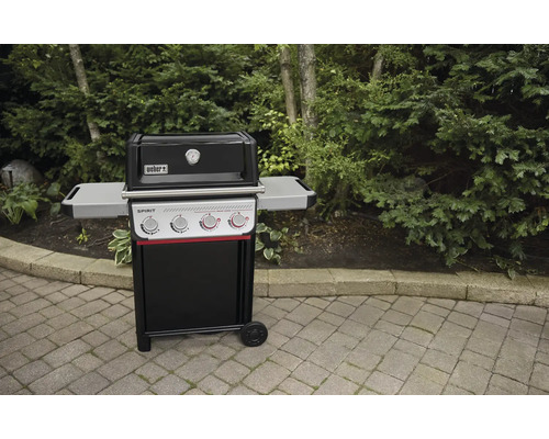 Barbecue à gaz Weber Spirit avec trois brûleurs à l''extérieur