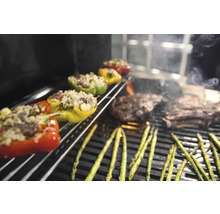 Poivrons farcis, asperges et steaks sur un gril