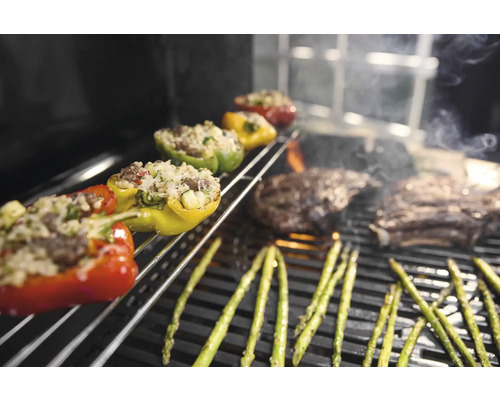 Poivrons farcis, asperges et steaks sur un gril