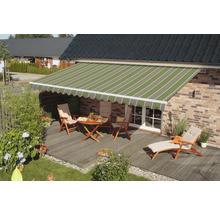 Terrasse mit Markise, Tisch und Stühlen vor einem Haus