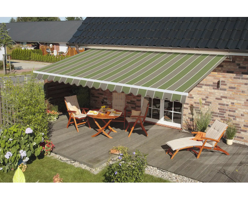 Terrasse mit Markise, Tisch und Stühlen vor einem Haus